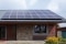 Fotovoltaické panely na střeše domu